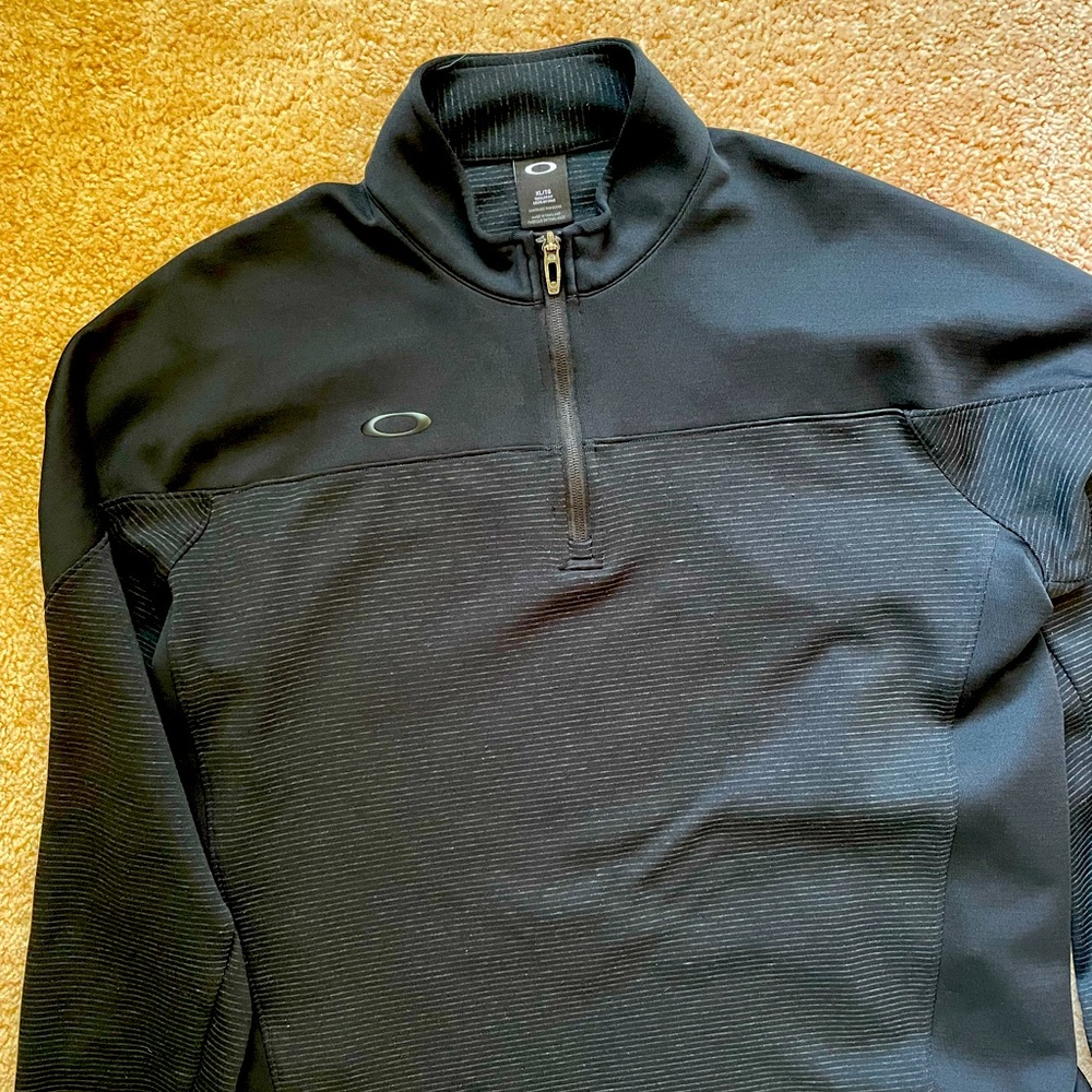 Men’s Oakley XL black or blue 1/4 zip pullover.